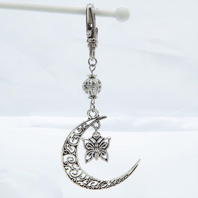 アンティークシルバー アラベスク調の透かし模様の三日月と蝶のキーホルダー バタフライ バッグチャーム 金具変更可