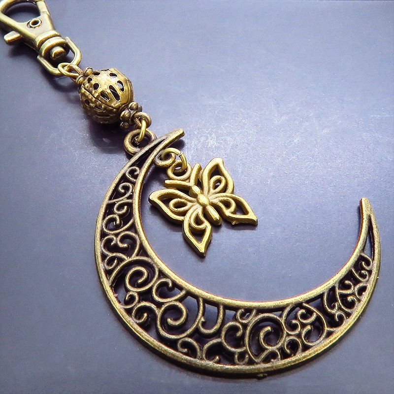 アンティークゴールド アラベスク調の透かし模様の三日月と蝶のキーホルダー バタフライ バッグチャーム 金具変更可