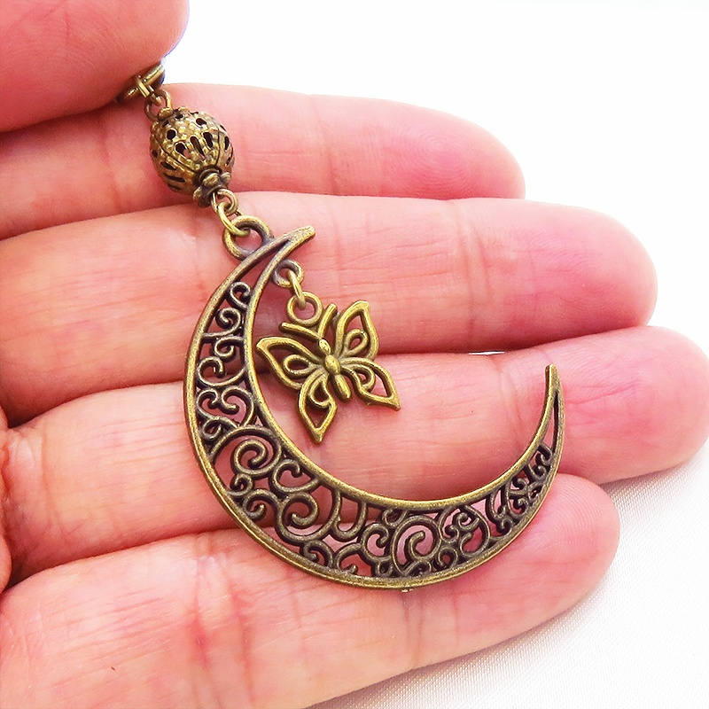 アンティークゴールド アラベスク調の透かし模様の三日月と蝶のキーホルダー バタフライ バッグチャーム 金具変更可