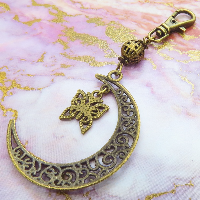 アンティークゴールド アラベスク調の透かし模様の三日月と蝶のキーホルダー バタフライ バッグチャーム 金具変更可