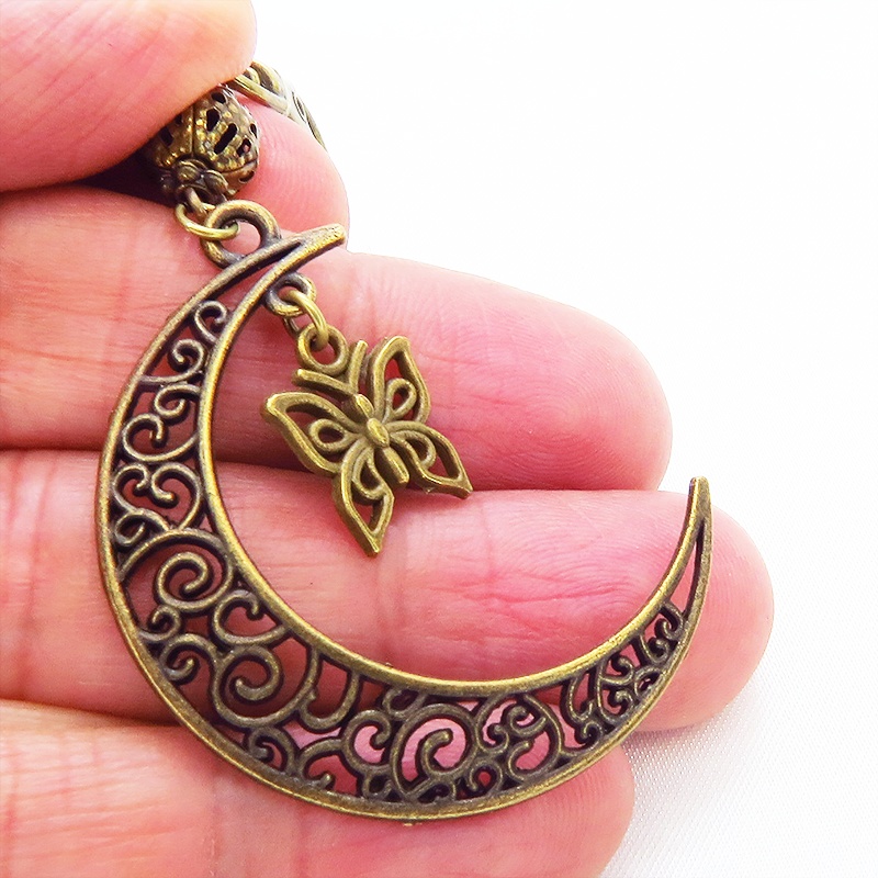 アンティークゴールド アラベスク調の透かし模様の三日月と蝶のキーホルダー バタフライ バッグチャーム 金具変更可