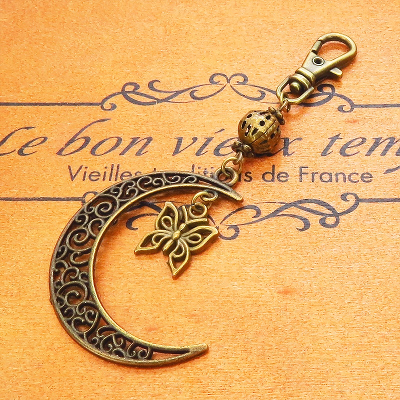 アンティークゴールド アラベスク調の透かし模様の三日月と蝶のキーホルダー バタフライ バッグチャーム 金具変更可