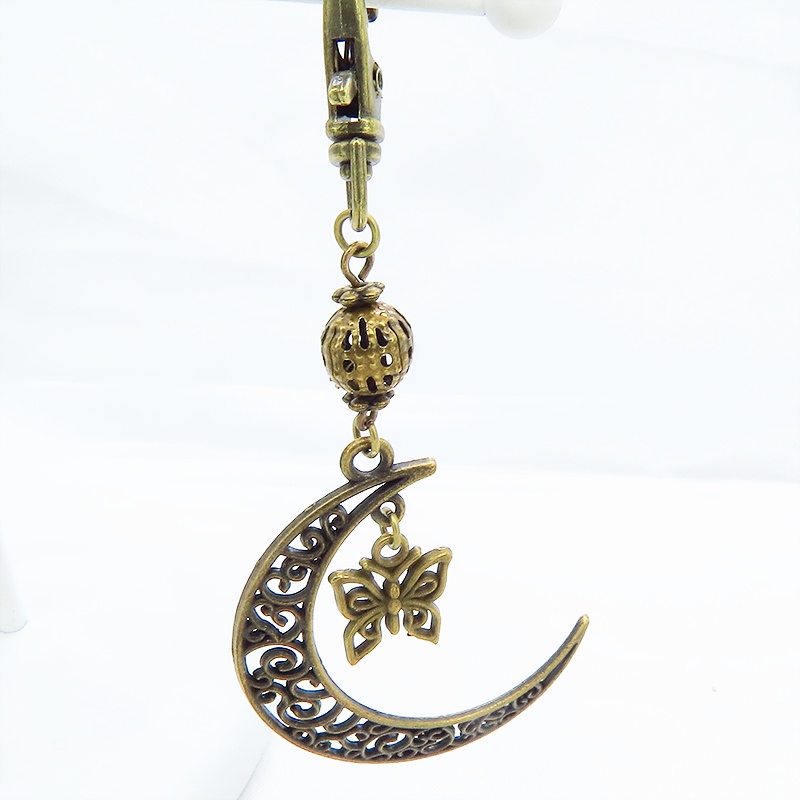 アンティークゴールド アラベスク調の透かし模様の三日月と蝶のキーホルダー バタフライ バッグチャーム 金具変更可