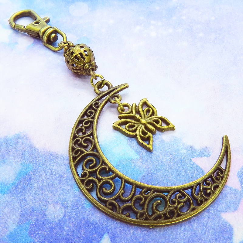 アンティークゴールド アラベスク調の透かし模様の三日月と蝶のキーホルダー バタフライ バッグチャーム 金具変更可