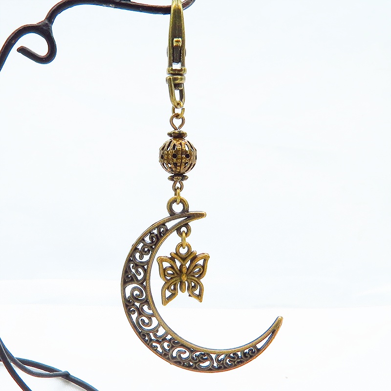 アンティークゴールド アラベスク調の透かし模様の三日月と蝶のキーホルダー バタフライ バッグチャーム 金具変更可