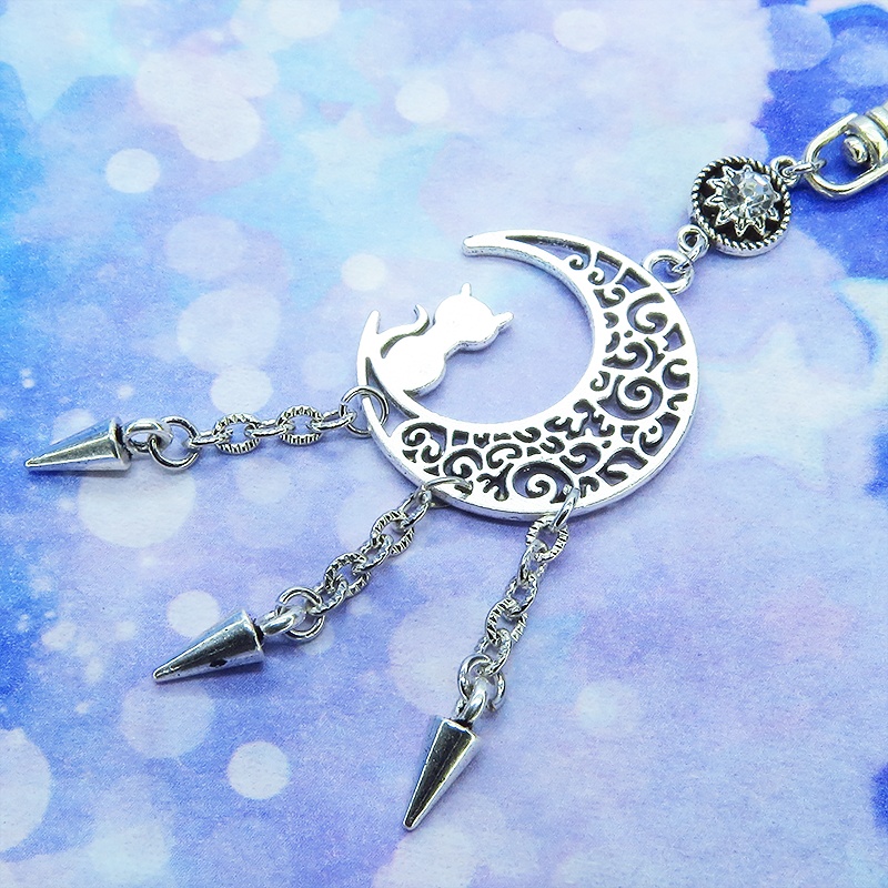 シルバーカラーの猫と三日月のモチーフにチェーンスパイクをつなげたキーホルダー パンク ロック カワカッコイイ