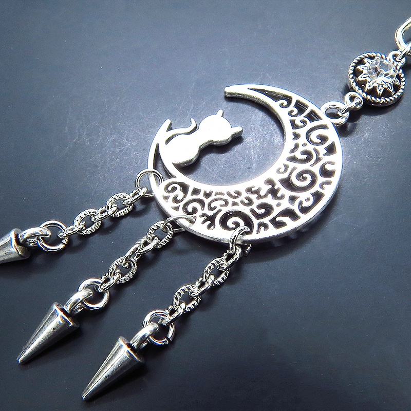 シルバーカラーの猫と三日月のモチーフにチェーンスパイクをつなげたキーホルダー パンク ロック カワカッコイイ