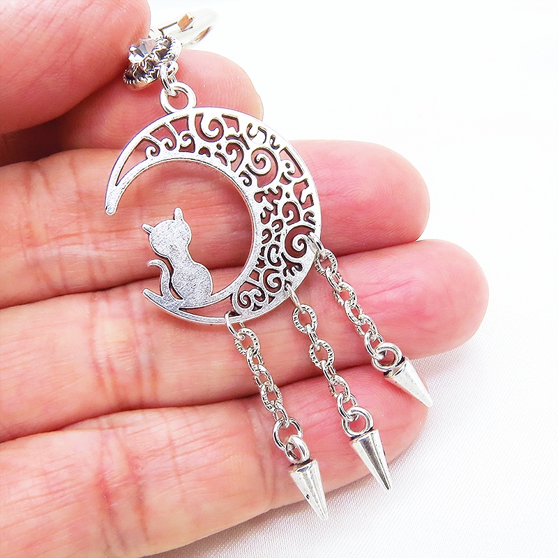 シルバーカラーの猫と三日月のモチーフにチェーンスパイクをつなげたキーホルダー パンク ロック カワカッコイイ