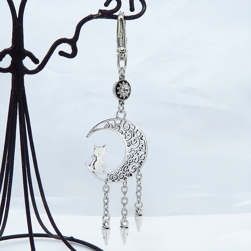 シルバーカラーの猫と三日月のモチーフにチェーンスパイクをつなげたキーホルダー パンク ロック カワカッコイイ