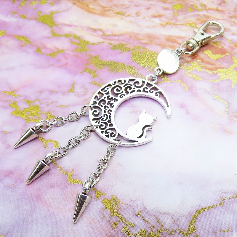 シルバーカラーの猫と三日月のモチーフにチェーンスパイクをつなげたキーホルダー パンク ロック カワカッコイイ