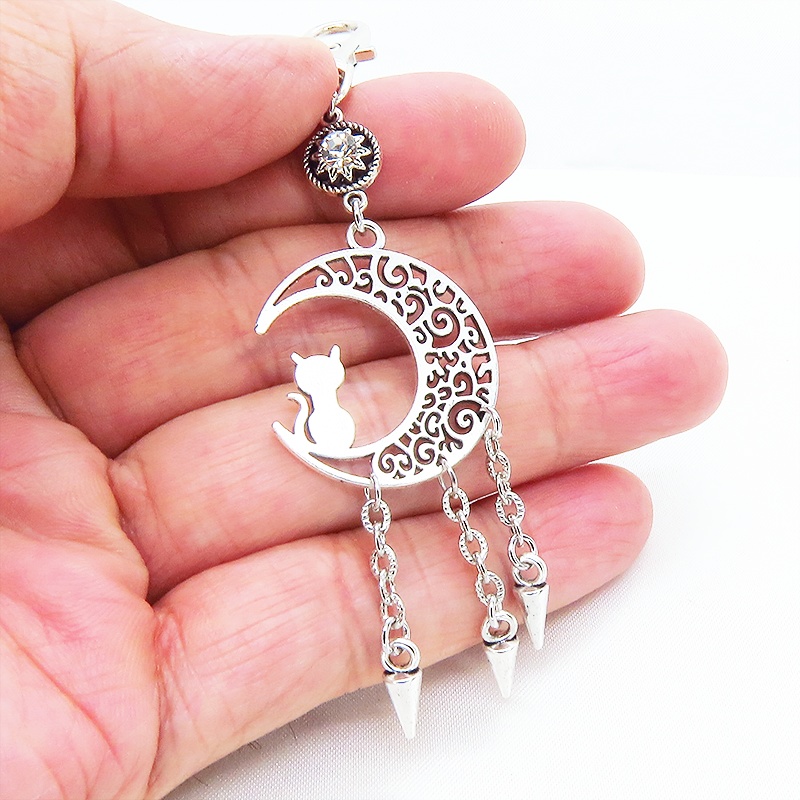 シルバーカラーの猫と三日月のモチーフにチェーンスパイクをつなげたキーホルダー パンク ロック カワカッコイイ