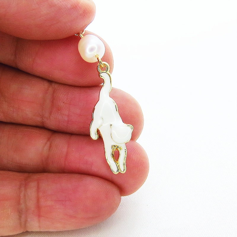 くつろぎ白猫モチーフと淡水パールのゴールドカラーネックレス アジャスター付