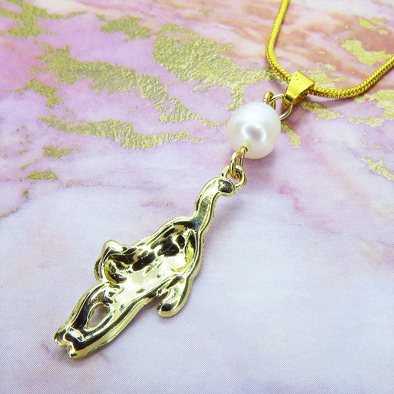 くつろぎ白猫モチーフと淡水パールのゴールドカラーネックレス アジャスター付