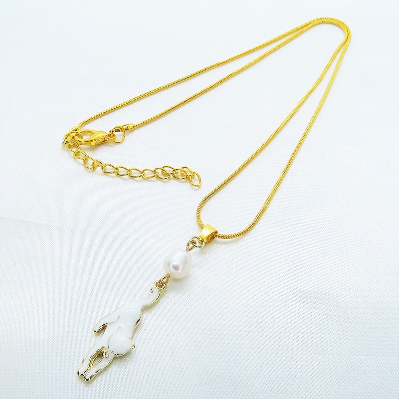 くつろぎ白猫モチーフと淡水パールのゴールドカラーネックレス アジャスター付