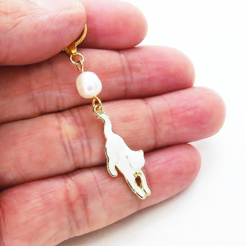 くつろぎ白猫モチーフと淡水パールのゴールドカラーネックレス アジャスター付