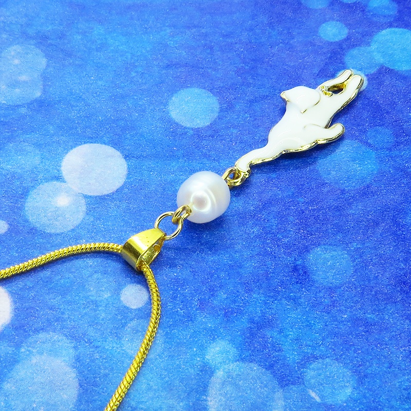 くつろぎ白猫モチーフと淡水パールのゴールドカラーネックレス アジャスター付