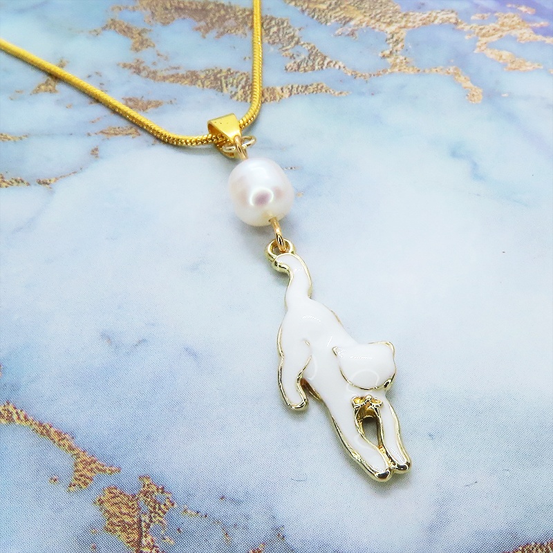 くつろぎ白猫モチーフと淡水パールのゴールドカラーネックレス アジャスター付