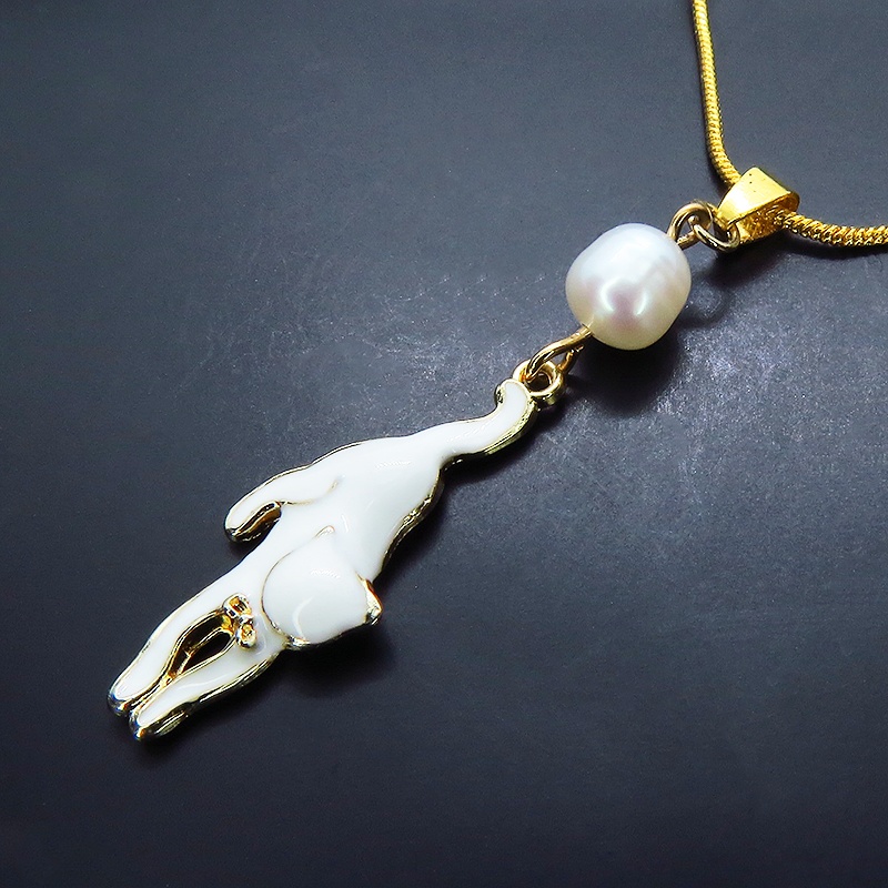 くつろぎ白猫モチーフと淡水パールのゴールドカラーネックレス アジャスター付