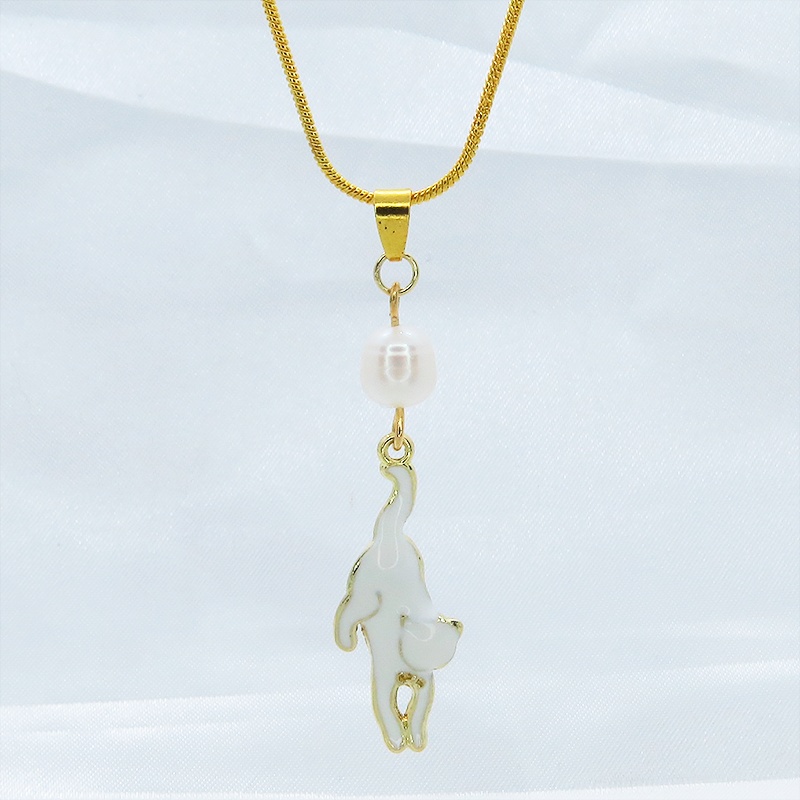くつろぎ白猫モチーフと淡水パールのゴールドカラーネックレス アジャスター付