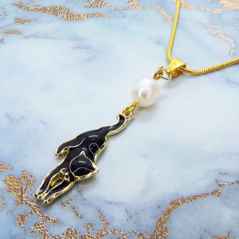 くつろぎ黒猫モチーフと淡水パールのゴールドカラーネックレス アジャスター付