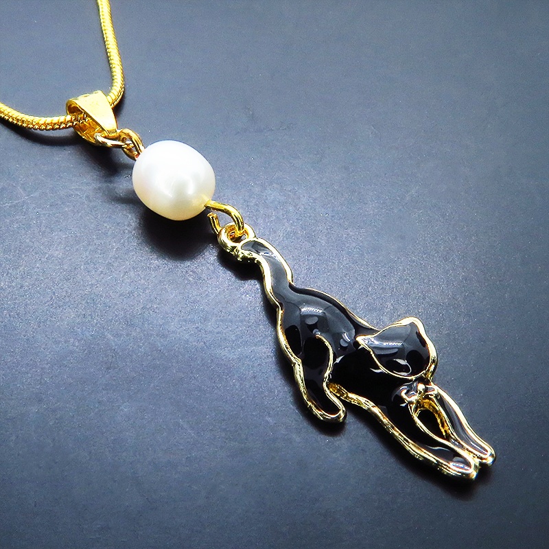 くつろぎ黒猫モチーフと淡水パールのゴールドカラーネックレス アジャスター付