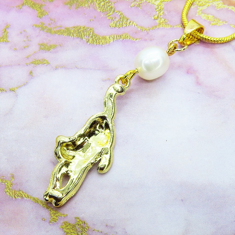 くつろぎ黒猫モチーフと淡水パールのゴールドカラーネックレス アジャスター付