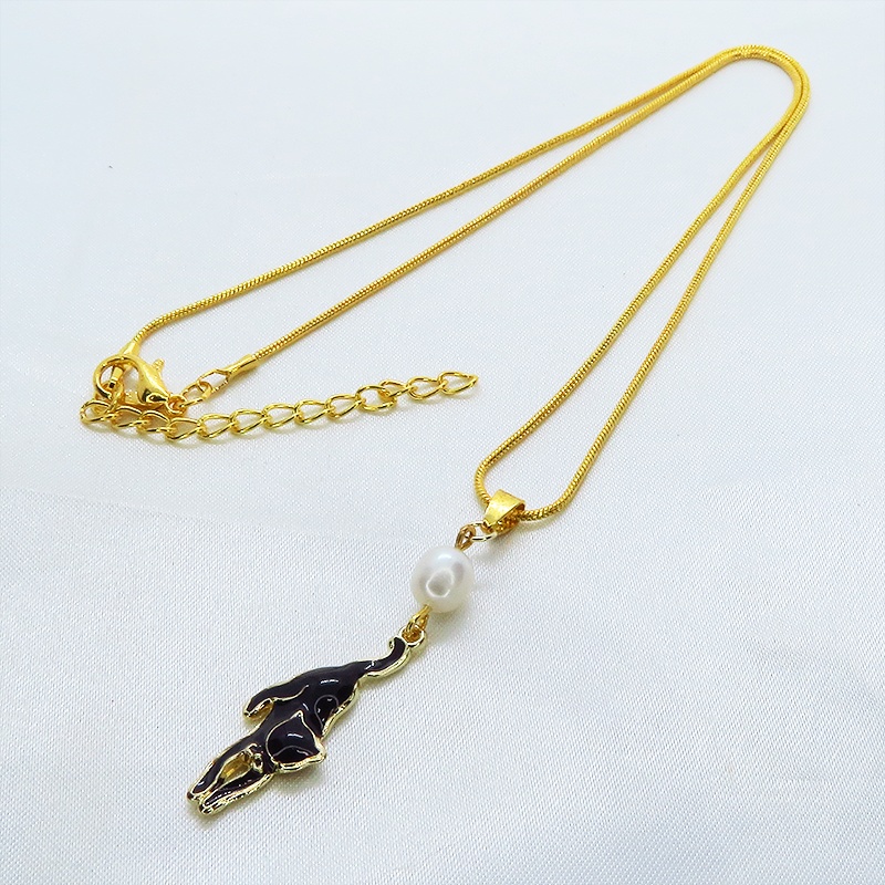 くつろぎ黒猫モチーフと淡水パールのゴールドカラーネックレス アジャスター付