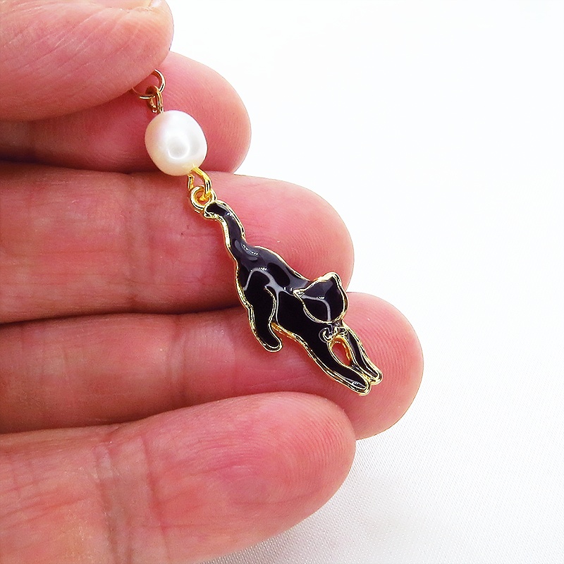 くつろぎ黒猫モチーフと淡水パールのゴールドカラーネックレス アジャスター付
