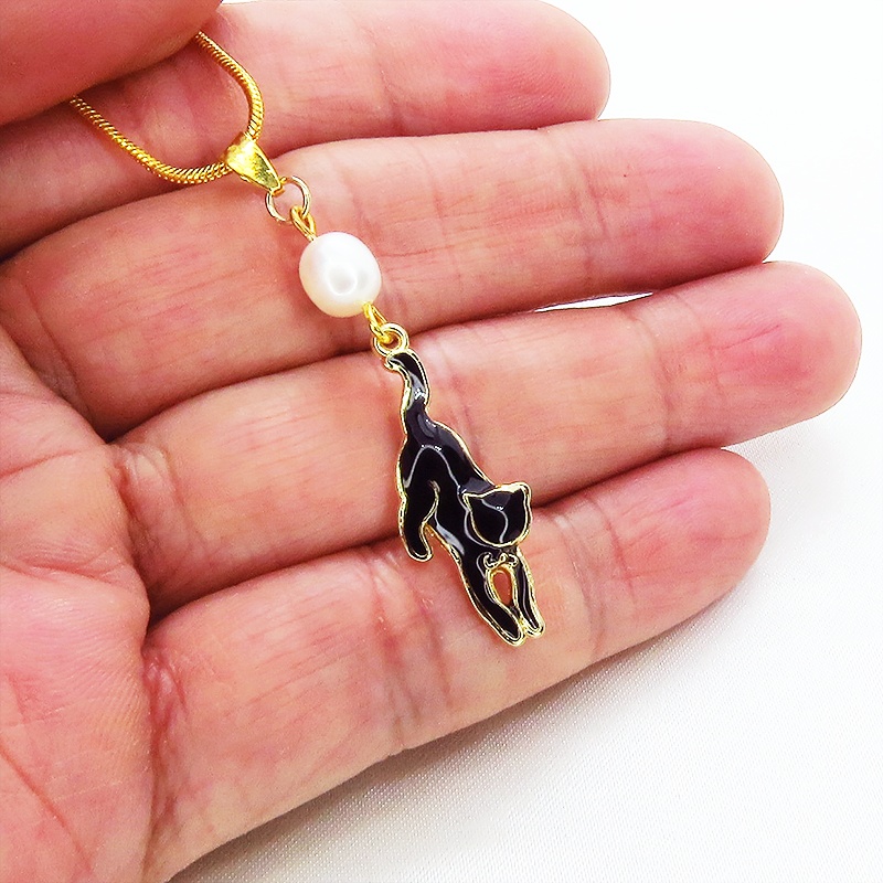 くつろぎ黒猫モチーフと淡水パールのゴールドカラーネックレス アジャスター付