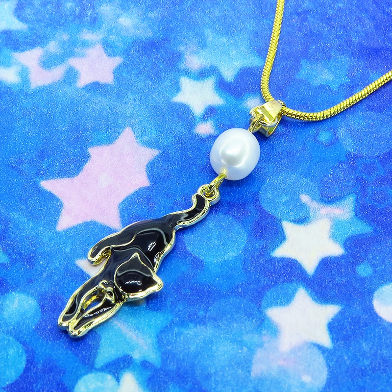 くつろぎ黒猫モチーフと淡水パールのゴールドカラーネックレス アジャスター付