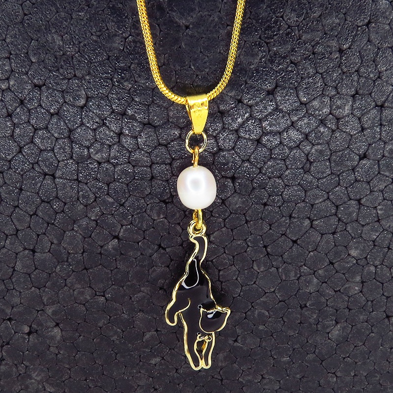 くつろぎ黒猫モチーフと淡水パールのゴールドカラーネックレス アジャスター付