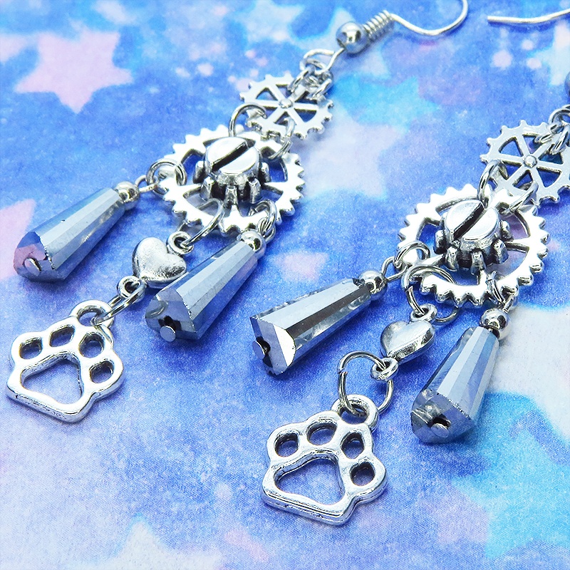 スチームパンク風シルバーカラーの歯車と肉球のメタルタッセルピアス ハート ガラス 猫 犬