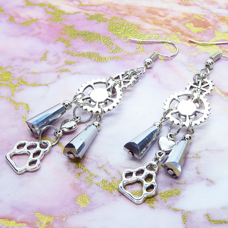 スチームパンク風シルバーカラーの歯車と肉球のメタルタッセルピアス ハート ガラス 猫 犬