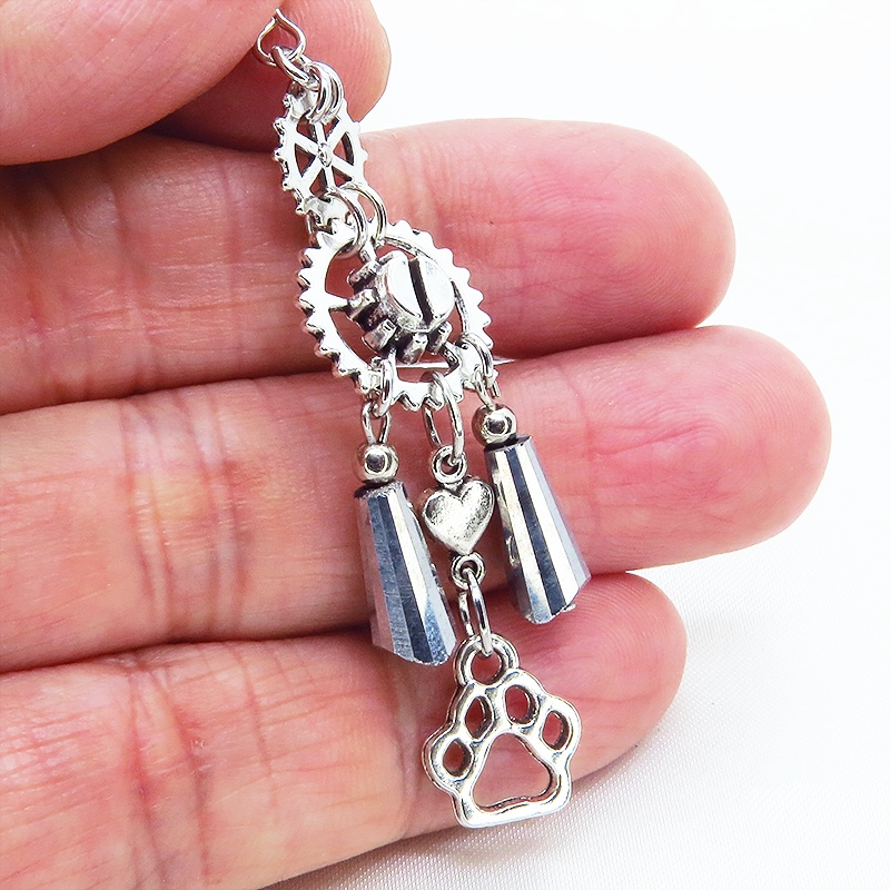 スチームパンク風シルバーカラーの歯車と肉球のメタルタッセルピアス ハート ガラス 猫 犬