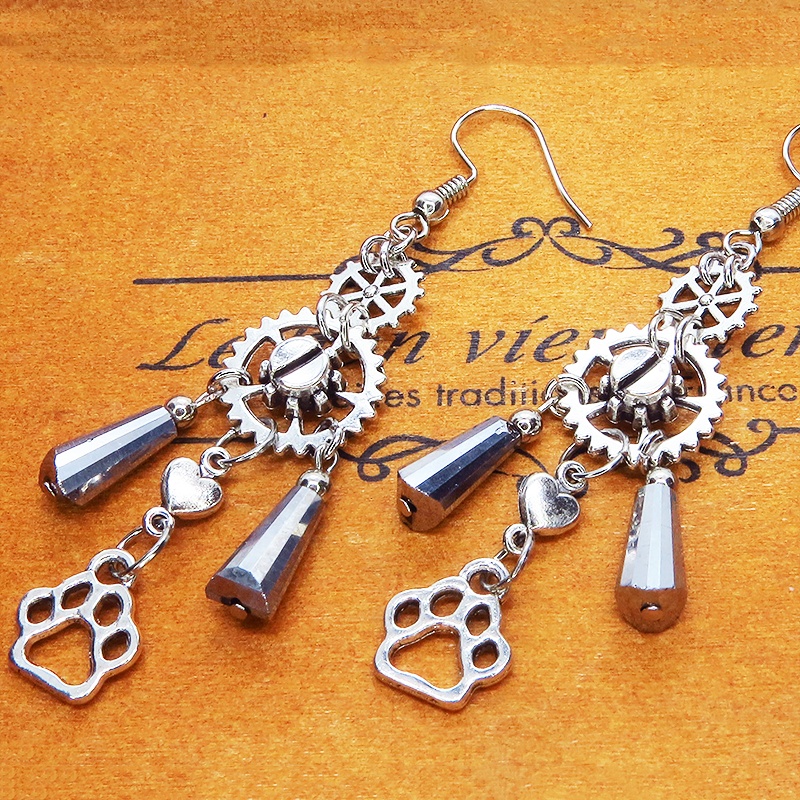 スチームパンク風シルバーカラーの歯車と肉球のメタルタッセルピアス ハート ガラス 猫 犬