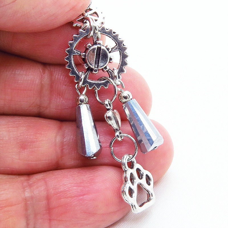 スチームパンク風シルバーカラーの歯車と肉球のメタルタッセルピアス ハート ガラス 猫 犬