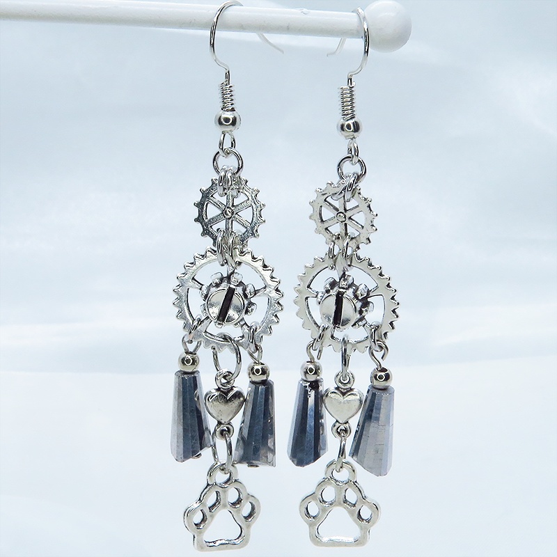 スチームパンク風シルバーカラーの歯車と肉球のメタルタッセルピアス ハート ガラス 猫 犬