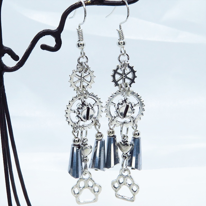 スチームパンク風シルバーカラーの歯車と肉球のメタルタッセルピアス ハート ガラス 猫 犬