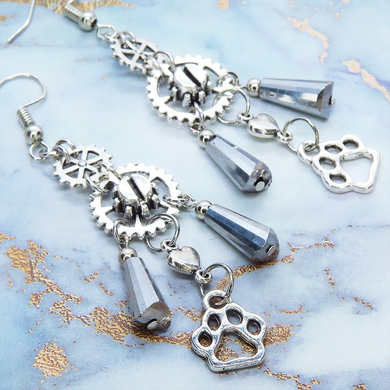 スチームパンク風シルバーカラーの歯車と肉球のメタルタッセルピアス ハート ガラス 猫 犬