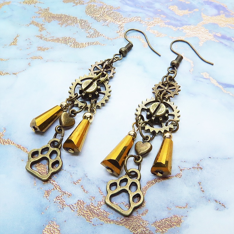 スチームパンク風アンティークカラーの歯車と肉球のメタルタッセルピアス ハート ガラス 猫 犬