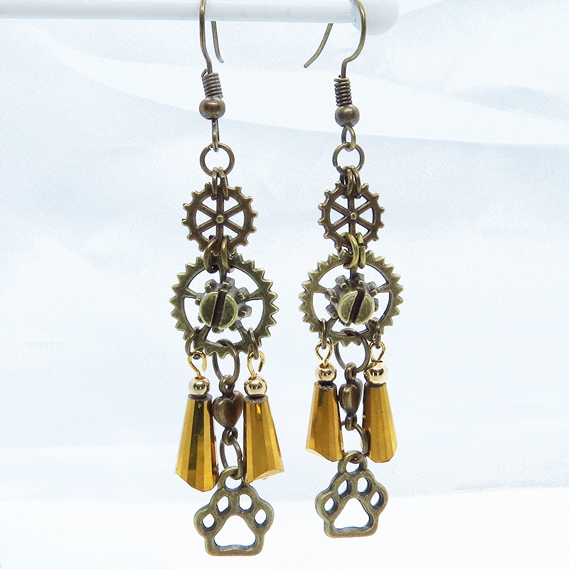 スチームパンク風アンティークカラーの歯車と肉球のメタルタッセルピアス ハート ガラス 猫 犬