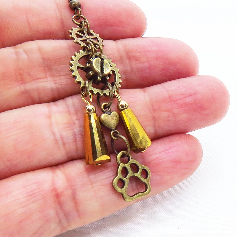 スチームパンク風アンティークカラーの歯車と肉球のメタルタッセルピアス ハート ガラス 猫 犬