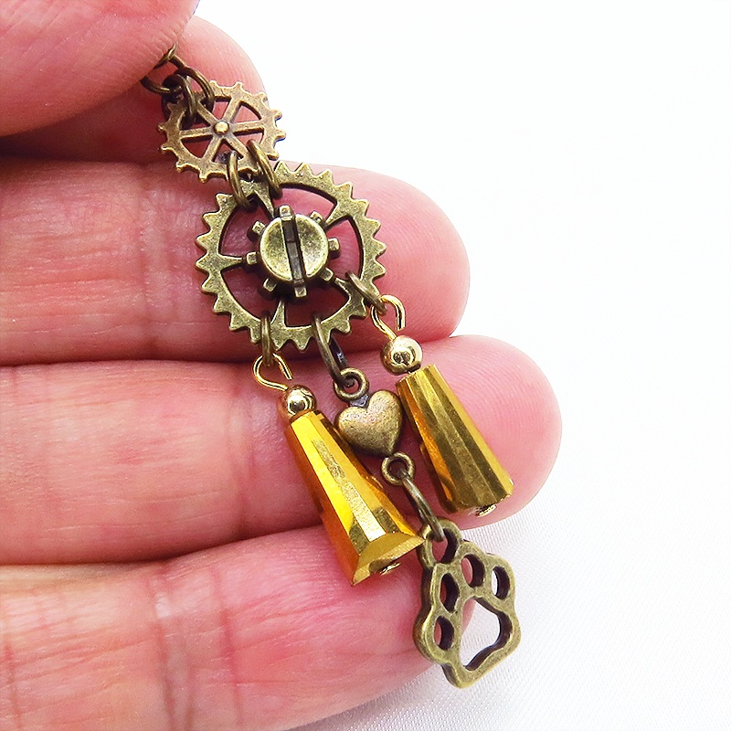 スチームパンク風アンティークカラーの歯車と肉球のメタルタッセルピアス ハート ガラス 猫 犬