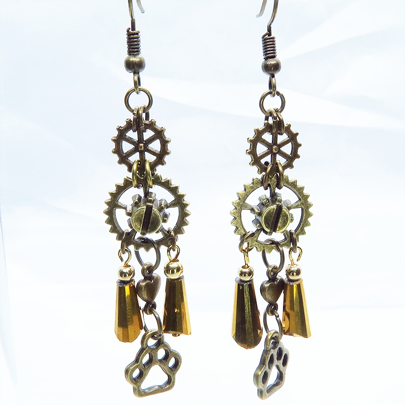 スチームパンク風アンティークカラーの歯車と肉球のメタルタッセルピアス ハート ガラス 猫 犬