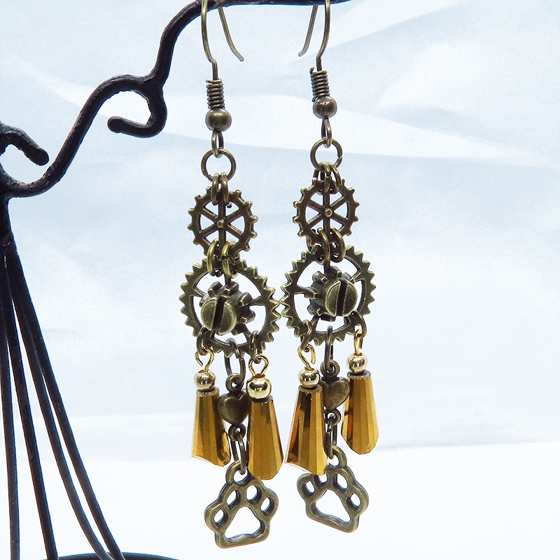 スチームパンク風アンティークカラーの歯車と肉球のメタルタッセルピアス ハート ガラス 猫 犬