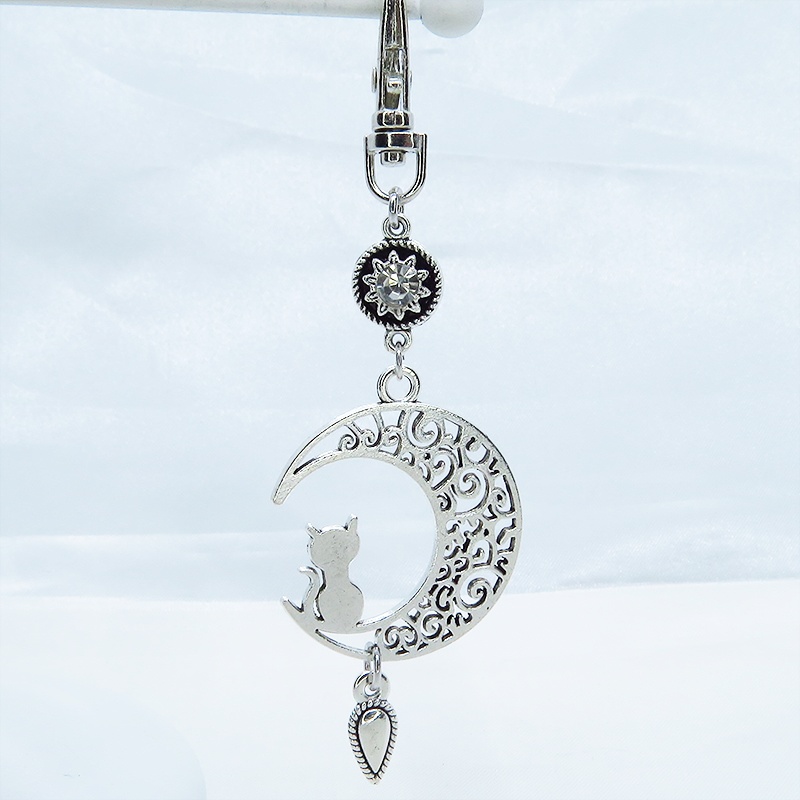 三日月に乗る猫モチーフにティアドロップを組み合わせたチャーム ラインストーン キーホルダー バッグチャーム