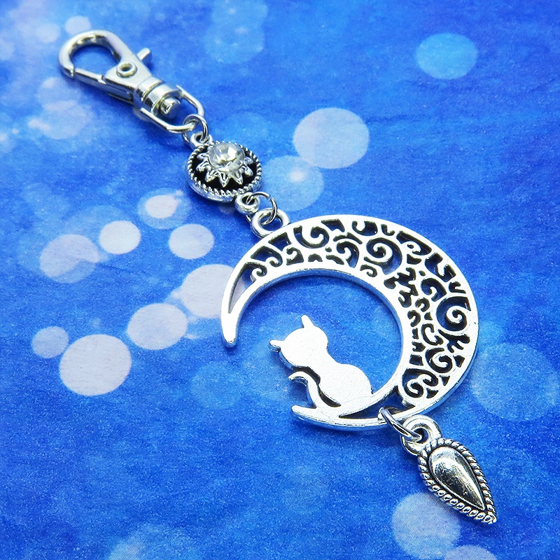 三日月に乗る猫モチーフにティアドロップを組み合わせたチャーム ラインストーン キーホルダー バッグチャーム