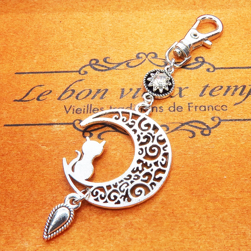 三日月に乗る猫モチーフにティアドロップを組み合わせたチャーム ラインストーン キーホルダー バッグチャーム