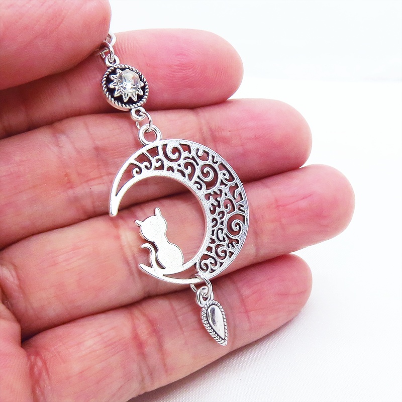 三日月に乗る猫モチーフにティアドロップを組み合わせたチャーム ラインストーン キーホルダー バッグチャーム