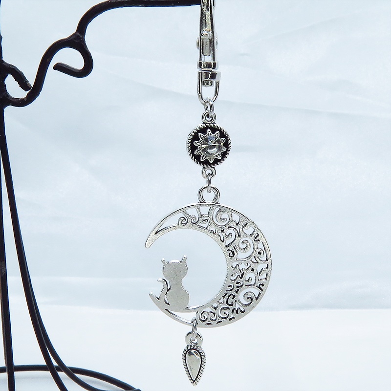 三日月に乗る猫モチーフにティアドロップを組み合わせたチャーム ラインストーン キーホルダー バッグチャーム